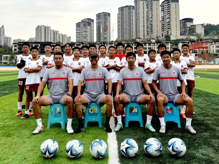 包含不懈奋斗，中国足球队晋级全国最强的词条