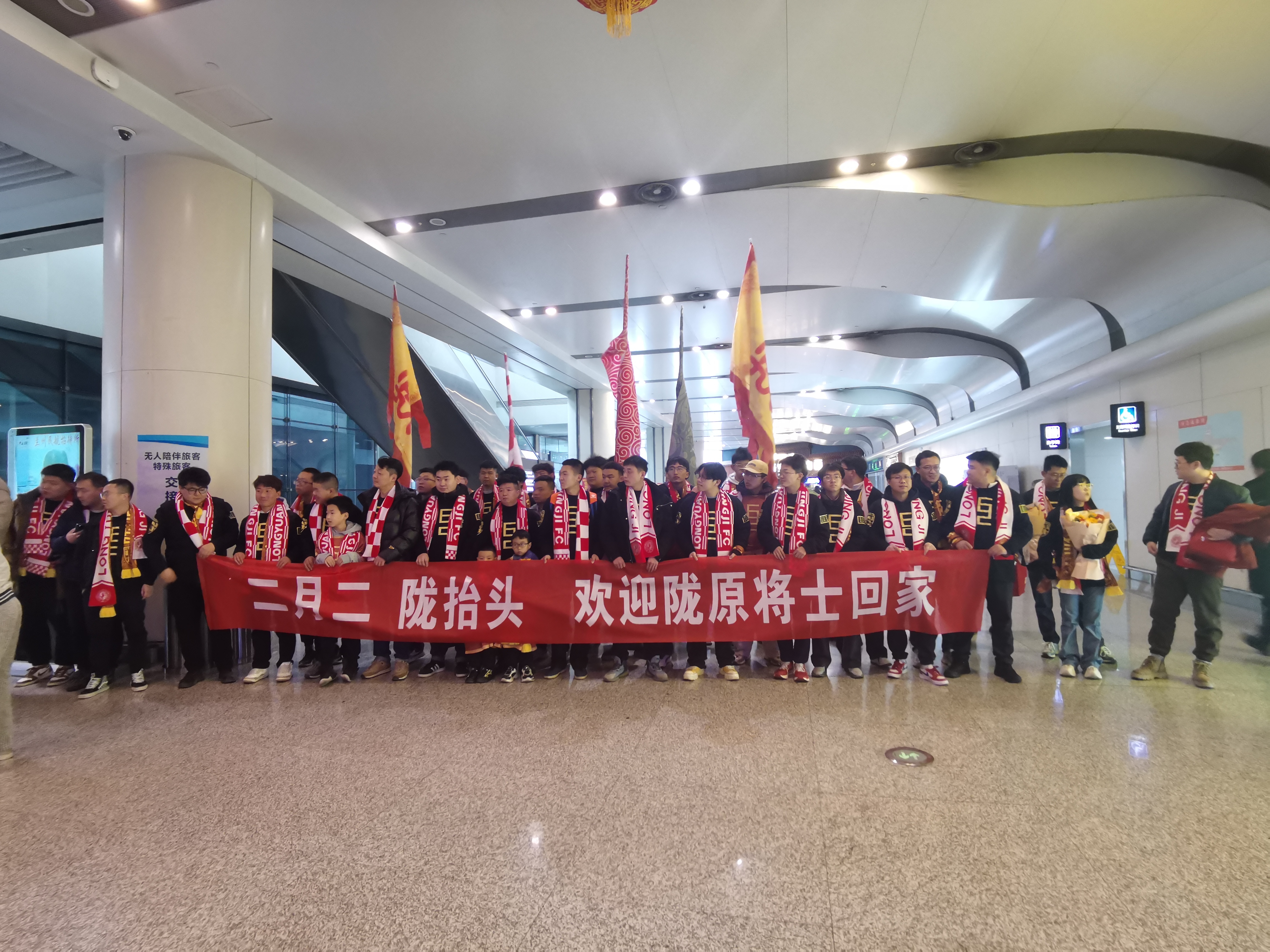 关于本土球员表现亮眼，获得球迷热情支持的信息